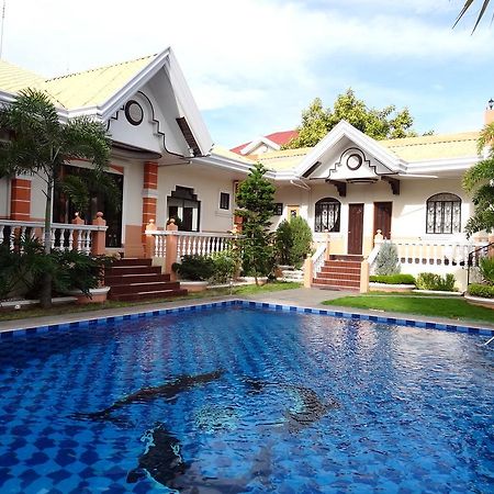 The Executive Villa Inn & Suites Davao Stadt Exterior foto